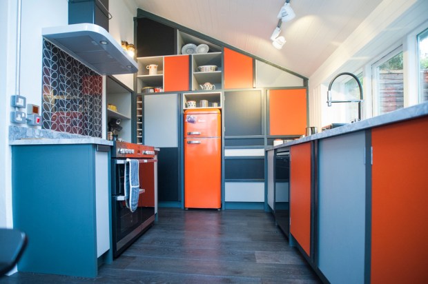 Кухня оранжевого цвета 